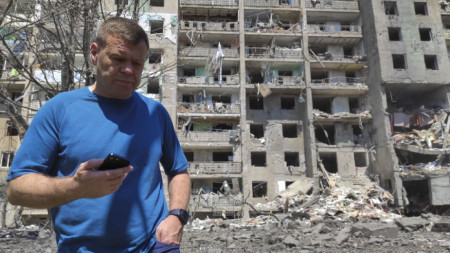 Мъж стои пред обстреляна сграда в курорта Сергеевка, където 21 души загинаха при ракетни удари, 1 юни 2022 г.