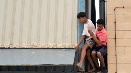 Деца мигранти бягат от индустриален обект в испанския ексклав Сеута, за да не бъдат върнати обратно в Мароко, 21 май 2021 г.