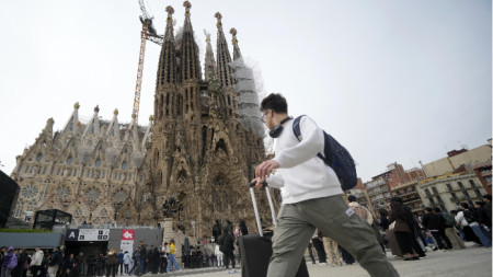 Турист пред Саграда Фамилия в Барселона