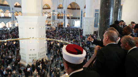 Турският президент Реджеп Ердоган (в гръб в средата) присъства на откриването на джамията, чийто строеж започна през 2013 г. по негово искане.