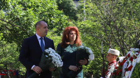 Глава государства Румен Радев и вице-президент Илияна Йотова возложили цветы к памятнику Святых братьев Кирилла и Мефодия перед зданием Национальной библиотеки