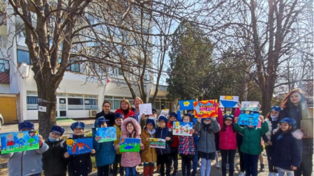 Деца от Силистра помагат на ученици от българските неделни училища в Украйна