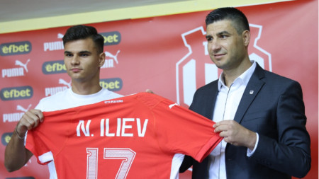 Никола Илиев (вляво) с Кирил Котев при представянето си.