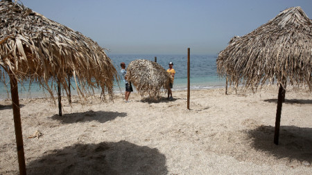 Гърция отваря плажовете за посетители от 16 май.
