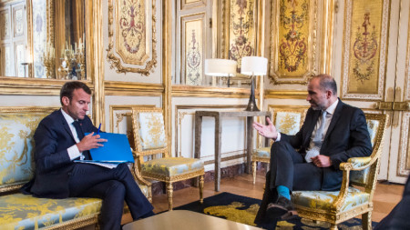 Главният изпълнителен директор на Uber Дара Хосровшахи (наследил Травис Каланик) се среща с френския президент Еманюел Макрон (вляво) в Елисейския дворец след форума Tech for Good, в Париж, май 2018 г.