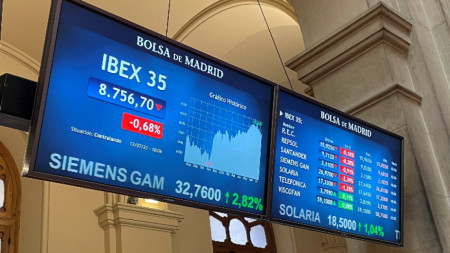 Екран показва испанския основен индекс IBEX 35 на фондовия пазар в Мадрид, 13 юли 2021 г. 
