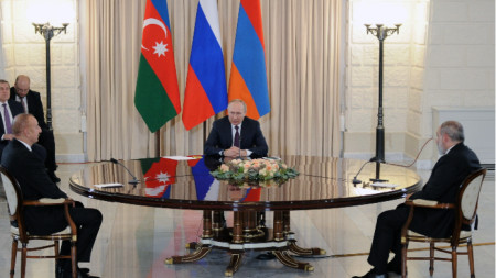 Президентът на Азербайджан Илхам Алиев (вляво), президентът на Русия Владимир Путин (в центъра) и министър-председателят на Армения Никол Пашинян участват в тристранни преговори в черноморския курорт Сочи, Русия, 31 октомври 2022 г