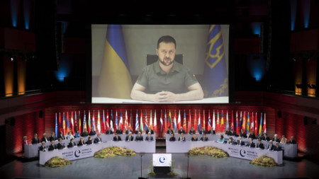Президентът на Украйна Володимир Зеленски прави видеобръщение към срещата на върха на Съвета на Европа в Рейкявик.