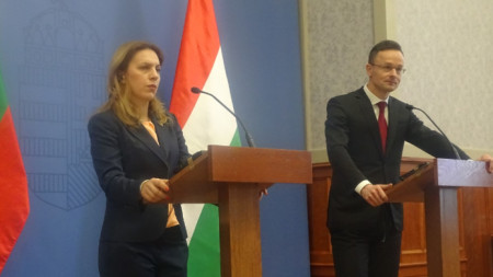 Вицепремиерът Марияна Николова и унгарският външен министър Петер Сиярто на пресконференцията им в Будапеща.