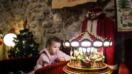 Момиченце гледа коледна изложба в къщата на Дядо Коледа в стария град на Йерусалим, 23 декември 2023 г. Израелското министерство на туризма регистрира спад от 90% в броя на туристите, влизащи в страната, като те са 38 000 през ноември 2023 г., докато през ноември 2022 г. са били 370 000.