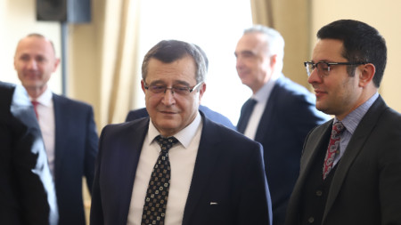 Министърът на образованието проф. Сашо Пенов (в центъра), вдясно -  министърът на иновациите и растежа Александър Пулев.