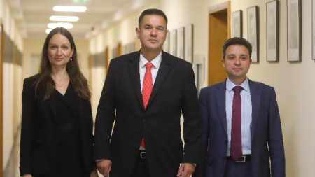 Ирина Щонова, служебен заместник-министър на икономиката, Никола Стоянов, служебен министър на икономиката и Димитър Данчев, слежубен заместник-министър на икономиката (отляво надясно)