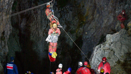 Mark Dickey, siendo rescatado de la cueva de Morca. Foto: AP/BTA