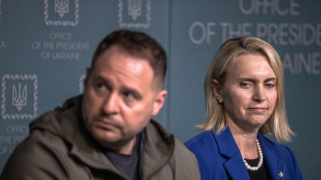 Андрий Ермак (вляво) с посланичката на САЩ в Украйна Ан Бринк - снимка от септември 2022