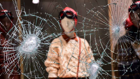 Счупена витрина в Торино след протеста