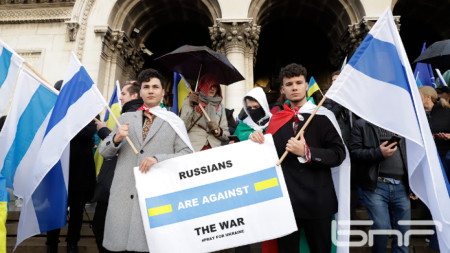 Петър Танев (вдясно) на мийтинг в подкрепа на Украйна и против войната