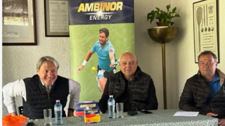 Д-р Велев, Борисов и Георгиев (от ляво-на дясно) на пресконференцията.