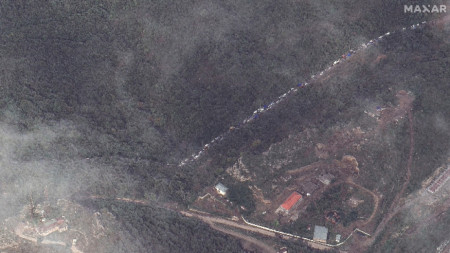 Сателитна снимка с автомобилна  колона в Нагорни Карабах, 26 септември 2023 г.