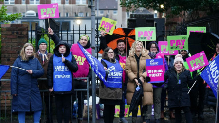 Учители протестират пред основно училище в Глазгоу, 10 януари 2023 г.