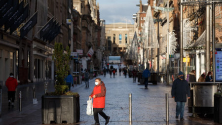 Улиците в Глазгоу ще станат по-оживени, след като в Шотландия отварят пъбове, ресторанти и магазини.