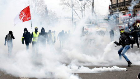 Силите на реда използваха сълзотворен газ срещу демонстрантите в Париж.