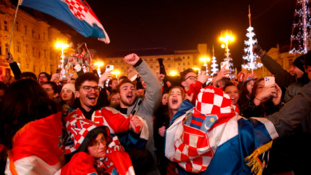 Хърватски футболни фенове празнуват победата над Мароко в центъра на Загреб, 17 декември 2022 г.