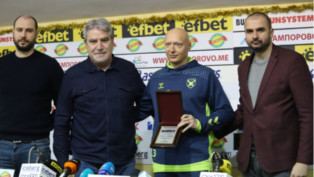 Камило Плачи и Иван Станев с наградата за Хебър.