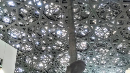 Архитектът Жак Нувел е проектирал покрива на Лувъра като палма с метални листенца