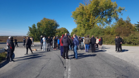 Жители на Долни Луковит протестират заради продължителното безводие и липсата на решения. 