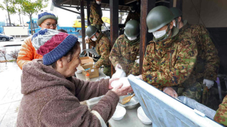 Военни раздават храна на пострадали от труса в Сузу, 7 януари 2024 г.