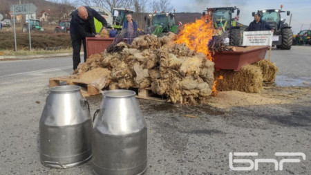 Фермери запалиха слама, овошки и пчелни кошери по време на пътна блокада край с. Шереметя, Великотърновско