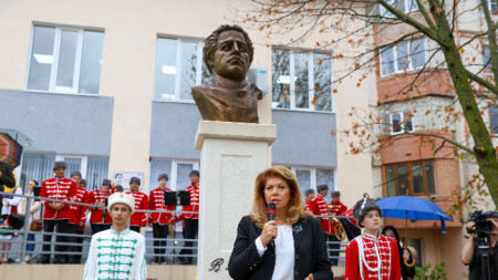 Вицепрезидентката Илияна Йотова откри паметник на Васил Левски в Тараклия