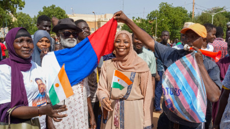 Граждани на Нигер са излезли с националните знамена и руския флаг на време на митинг в столицата Ниамей, за да подкрепят военните, които взеха властта, Нигер, 30 юли 2023 г.