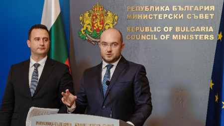 Министрите на енергетиката Жечо Станков (вляво) и на правосъдието Георги Георгиев
