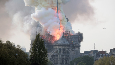 Точно преди две години пламъци погълнаха прочутата парижка катедрала Света