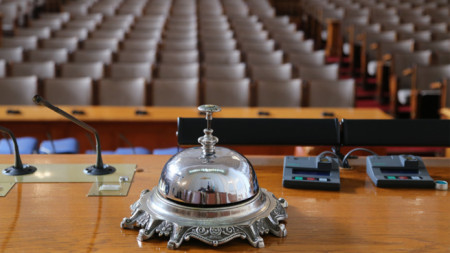 Депутатите ще започнат заседанието си днес с парламентарен контрол в