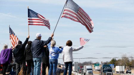 Жители на Спрингфийлд, щата Мисури, приветстват т.нар. Народен конвой, поел към Вашингтон, 28 февруари 2022 г.