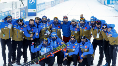 Световният шампион Норвегия спечели последната за сезона смесена щафета на