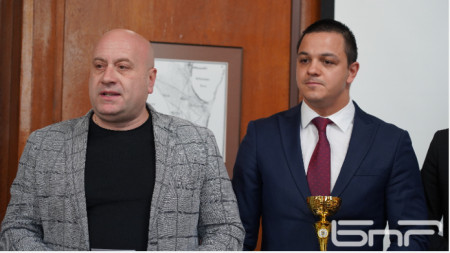 Плувецът Цанко Цанков (в дясно) със своя треньор Николай Илиев (в ляво)