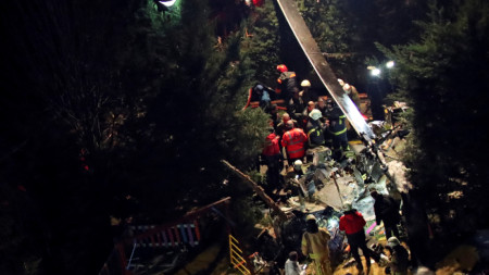 Пожарникари и полиция на мястото на катастрофиралия хеликоптер в Истанбул.