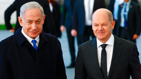 Германският канцлер Олаф Шолц приветства премиера на Израел Бенямин Нетаняху за разговори в канцлерството в Берлин, 16 март 2023 г.