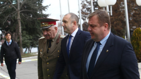 Ген. Андрей Боцев, президентът Румен Радев и министърът на отбраната Красимир Каракачанов на влизане на годишната конференция на началника на отбраната в София.