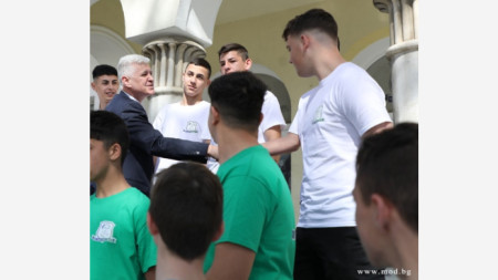 Министърът на отбраната Димитър Стоянов при визитата си в Мездра по случай годишнина на професионална гимназия в града. 
