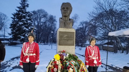 Бронзов паметник на Васил Левски в град Долна Оряховица