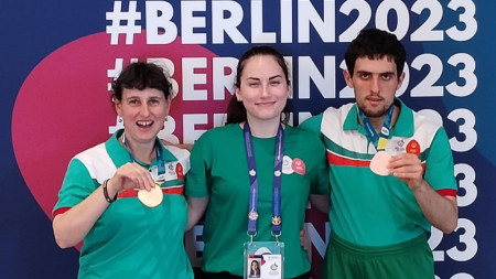Медалистите Тянка и Стоян с треньорката Йоана.