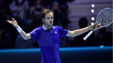Защитаващият титлата си на финалите на АТР Даниил Медведев записа