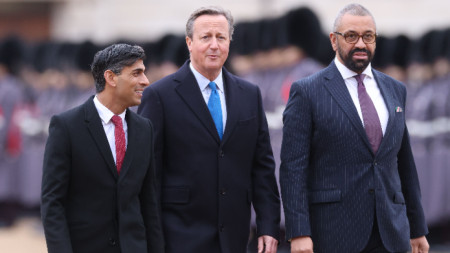 Британският министър-председател Риши Сунак (вляво), външният министър Дейвид Камерън (в центъра) и вътрешният министър Джеймс Клевърли (вдясно).