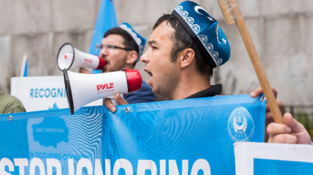 Протест срещу насилието над уйгурите в Китай пред централата на ООН в Ню Йорк