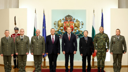 Държавният глава Румен Радев отличава с Почетния знак на президента трима военнослужещи за значимия им принос към националната сигурност в мирно време