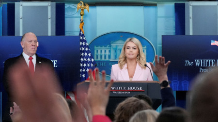 Президентският прессекретар Каролайн Левит говори пред журналисти в Белия дом, 28 април 2025 г.